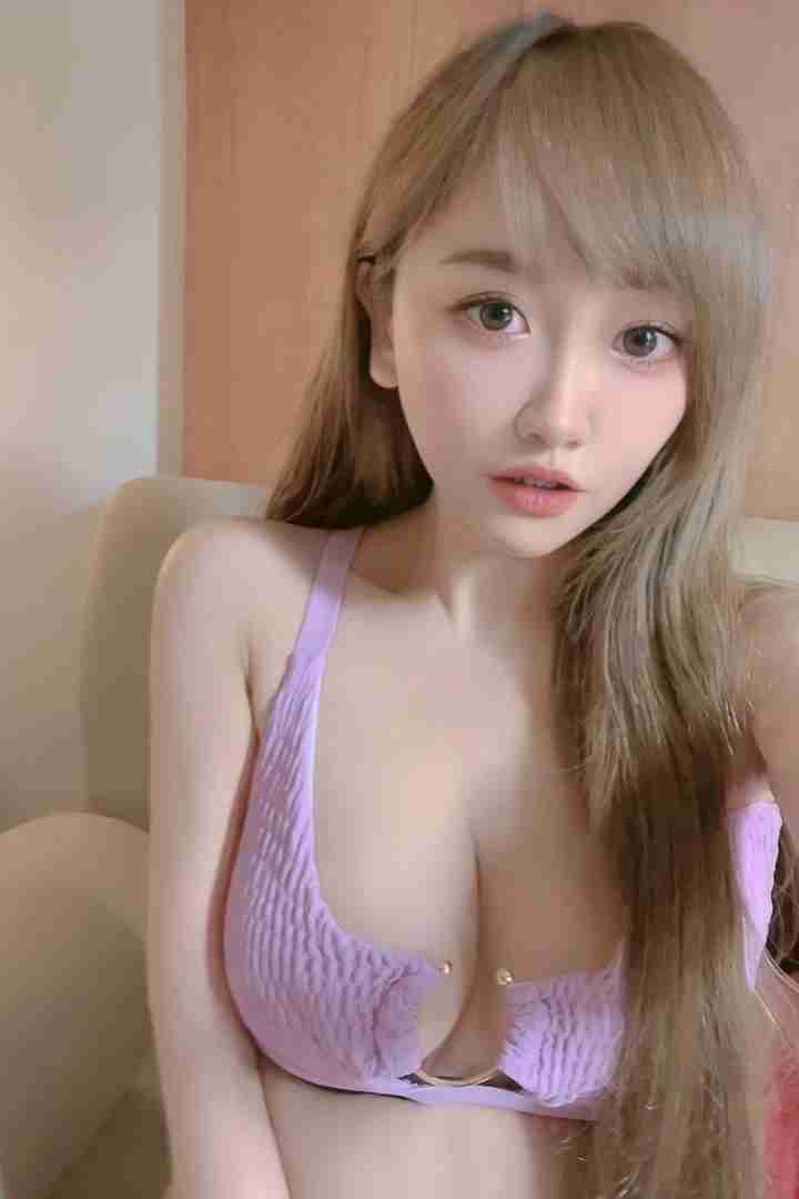 KL Escort Girl Woman with blonde hair wearing a purple top. Sex Call Girl