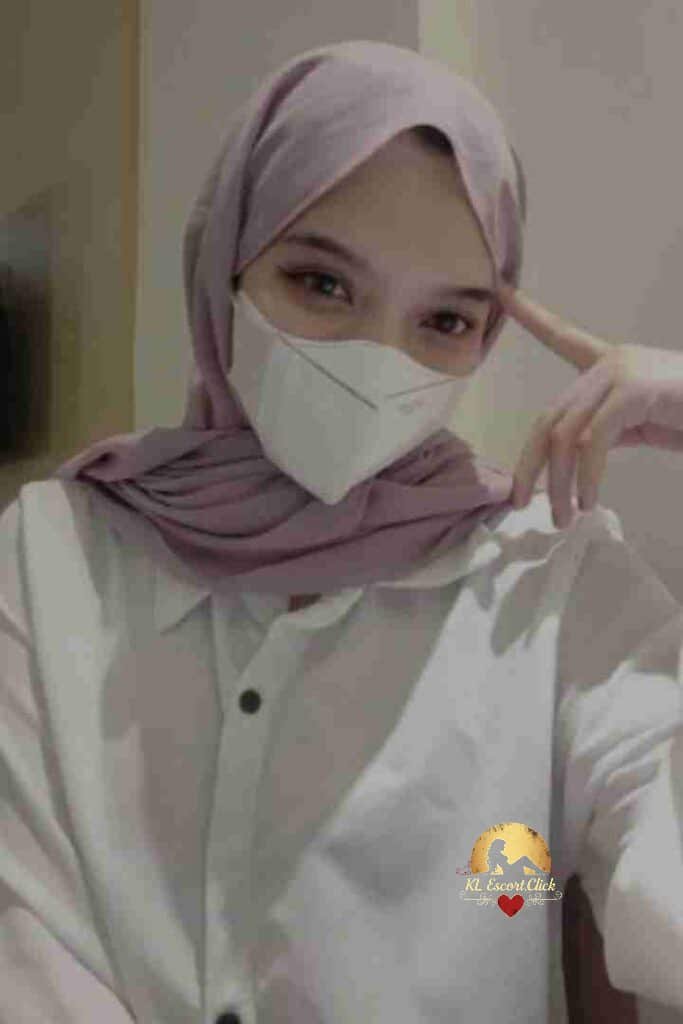 KL Escort Girl Woman with blonde hair wearing a purple top. Sex Call Girl